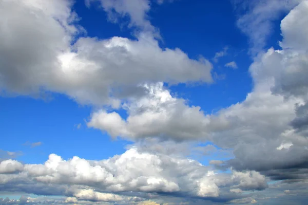 Blauwe Lucht Met Schilderachtige Cumulonimbus Wolken Natuurlijke Blauwe Achtergrond Met — Stockfoto