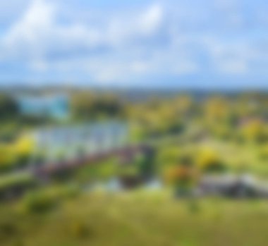 Köprüsü, nehri ve mavi gökyüzü olan soyut mavi bir manzara. Yeşil arkaplan