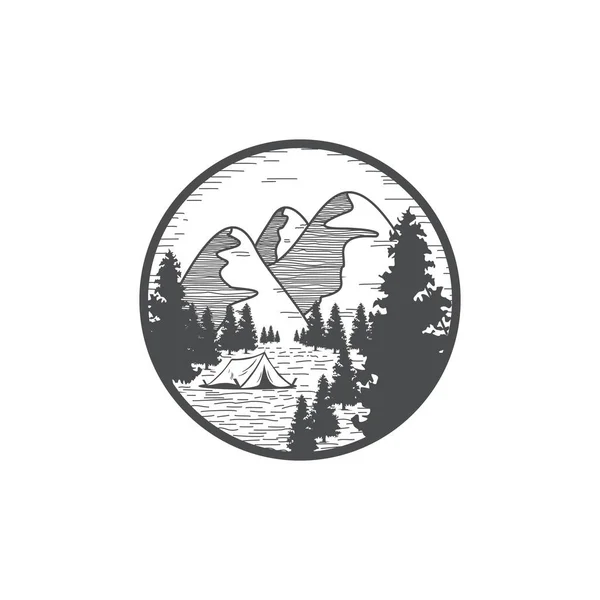 山のロゴデザイン — ストックベクタ