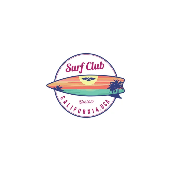 Baykuş sörf logo tasarım ilham, sörf tahtası nda bir günbatımı plaj ile — Stok Vektör
