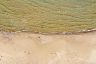 Vista aerea di una spiaggia con azzurro e onde