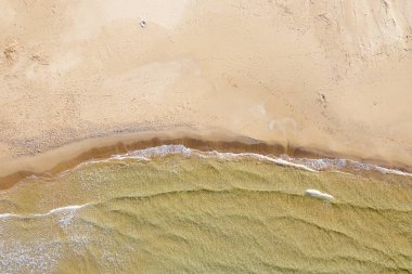 Vista aerea di una spiaggia con azzurro e onde
