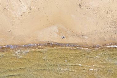 Vista aerea di una spiaggia con azzurro e onde