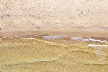 Vista aerea di una spiaggia con azzurro e onde