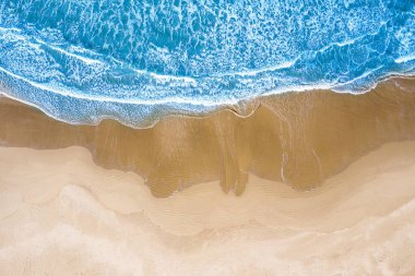 Vista aerea di una spiaggia con azzurro e onde
