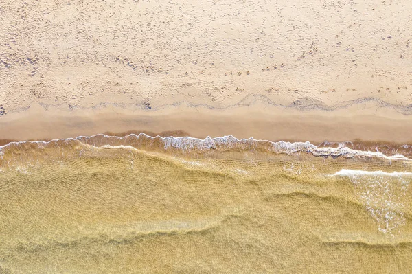 Vista Aerea Una Spiaggia Con Mare Azzurro Onde Nincs Magyar — Stock Fotó