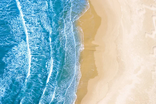 Vista Aerea Una Spiaggia Con Mare Azzurro Onde Nincs Magyar — Stock Fotó