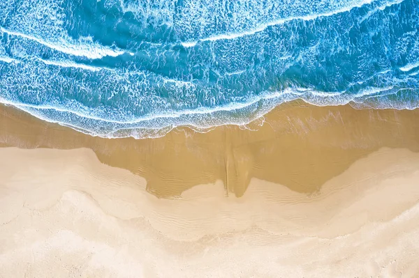 Vista Aerea Una Spiaggia Con Mare Azzurro Onde — Φωτογραφία Αρχείου