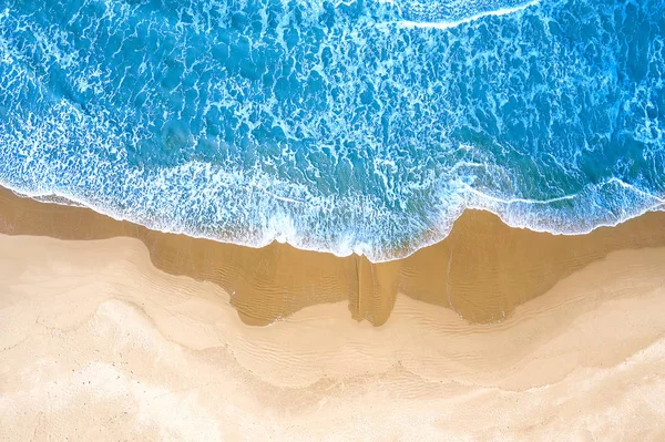 Vista Aerea Una Spiaggia Con Mare Azzurro Onde — Φωτογραφία Αρχείου