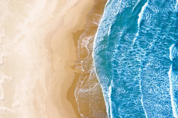 Vista Aerea Una Spiaggia Con Mare Azzurro Onde Imagens De Bancos De Imagens Sem Royalties