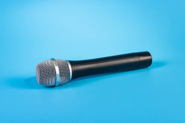 mavi arka planda izole edilmiş mikrofon