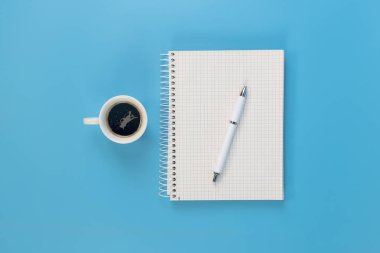 kahve içmek ve notlar almak