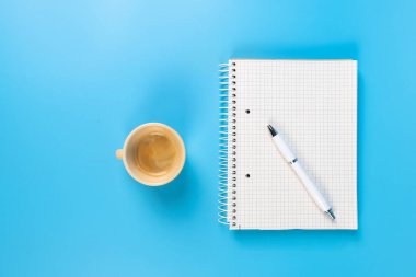 kahve içmek ve notlar almak