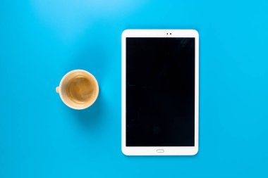 tablet ve not defterine kahve içerken not almak