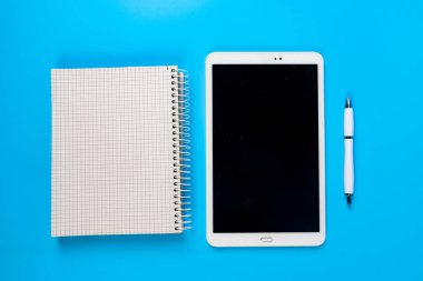 tablet ve not defterine kahve içerken not almak