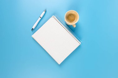 kahve içmek ve notlar almak