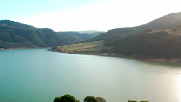 Vista Aérea Del Lago Entre Medio Ambiente Naturaleza — Vídeos de Stock