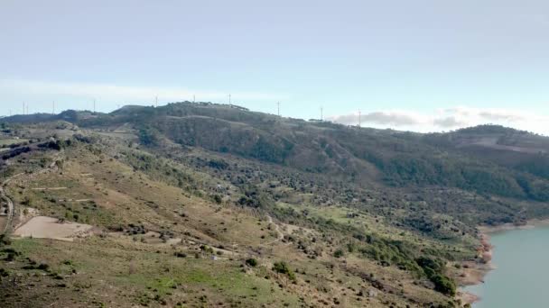 Vista Aérea Del Lago Entre Medio Ambiente Naturaleza — Vídeo de stock