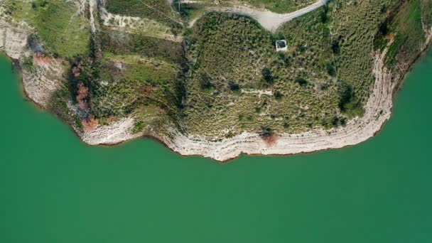 Vista Aérea Del Lago Entre Medio Ambiente Naturaleza — Vídeos de Stock