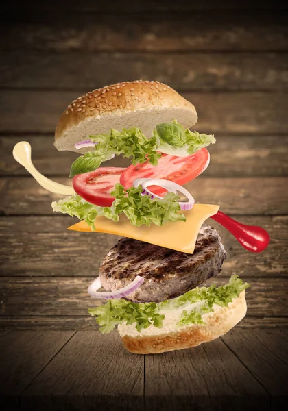 Burger Explosion Med Sallad Och Sås — Stockfoto