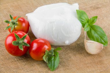 Kirazlı domates ve fesleğenli İtalyan organik mozzarellası.