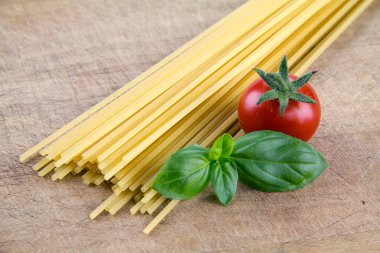 domates ve fesleğenli spagetti Akdeniz diyeti