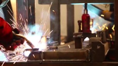 A renkli Sparks Metal taşlama makinesi