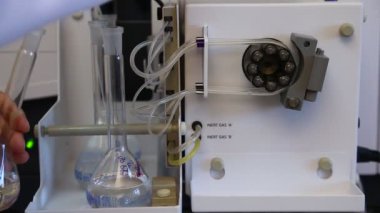 Laboratuvarda çalışan insanlar