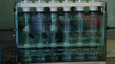 Laboratuvarda çalışan insanlar