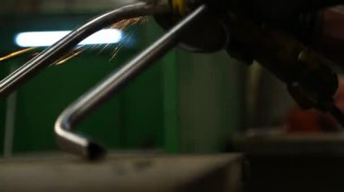 A renkli Sparks Metal taşlama makinesi