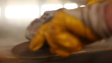 A renkli Sparks Metal taşlama makinesi