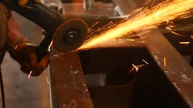 A renkli Sparks Metal taşlama makinesi