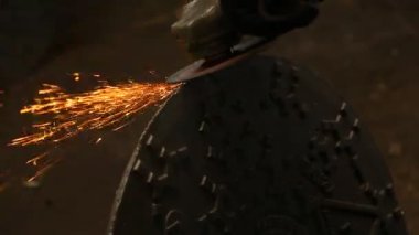 A renkli Sparks Metal taşlama makinesi