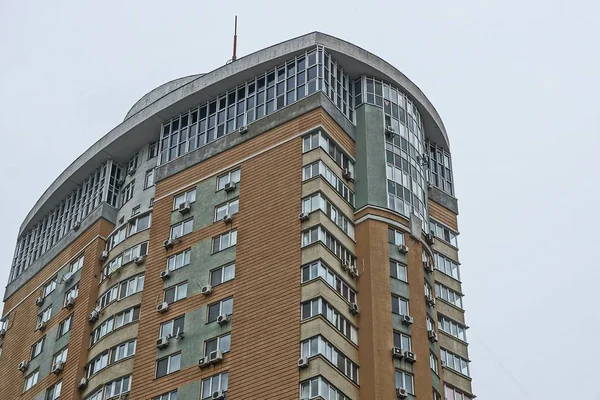 Gran Casa Marrón Con Ventanas Balcones Fondo — Foto de Stock