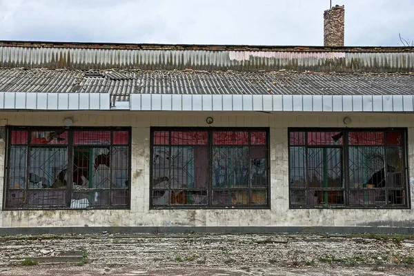 Fenêtres Cassées Derrière Les Barreaux Sur Mur Bâtiment Abandonné Dans — Photo