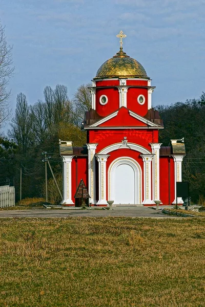 Grote Rode Kerk Het Veld Tegen Hemel — Stockfoto