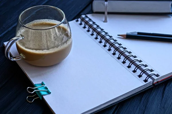 Cup Met Koffie Staat Een Wit Vel Van Notebook Met — Stockfoto