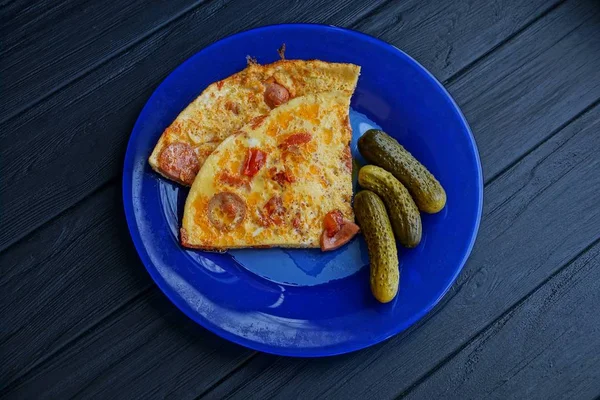 Stukjes Roerei Gemarineerde Komkommer Een Blauw Bord Een Tafel — Stockfoto