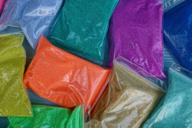 Kum küçük paketler, renkli arka plan