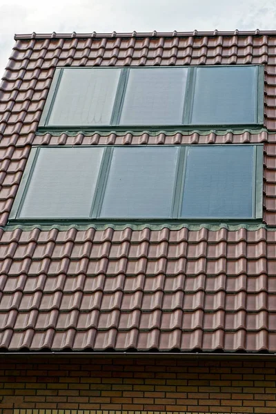 Panneaux Solaires Sur Toit Bâtiment Avec Des Tuiles Brunes — Photo