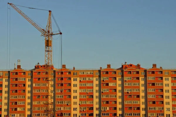 Guindaste Torre Frente Bloco Casas Contra Céu Azul — Fotografia de Stock