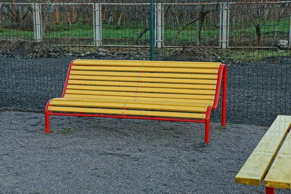 Bunte Holzbank Steht Auf Der Straße Der Nähe Des Zauns — Stockfoto