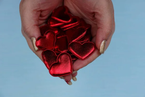 Rote Herzen Den Handflächen Auf Blauem Hintergrund — Stockfoto