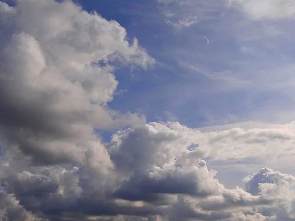 在阳光明媚的日子 蓝色背景上的大美丽的灰白色云彩 — 图库照片