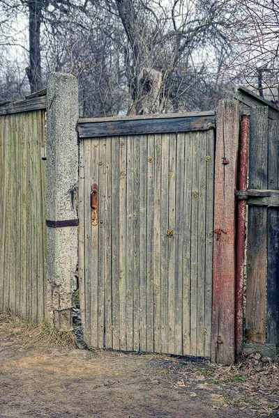 Yeşil Kapı Ahşap Çit — Stok fotoğraf