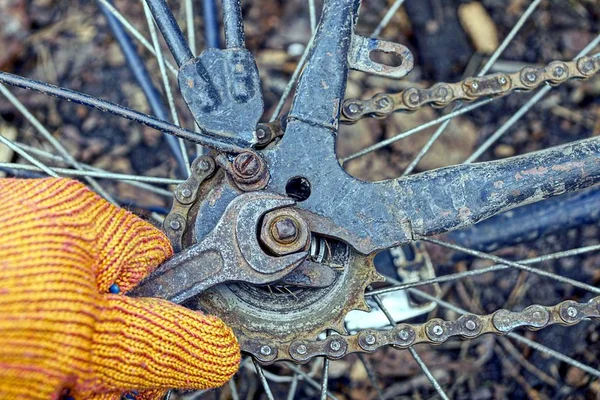 在自行车轮子上用扳手和螺母手 — 图库照片