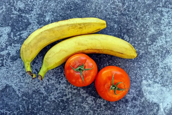 Tomates Rouges Bananes Jaunes Sur Glace — Photo