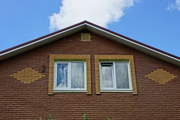 Del Brun Loft Tegel Med Windows Himmel Bakgrund — Stockfoto