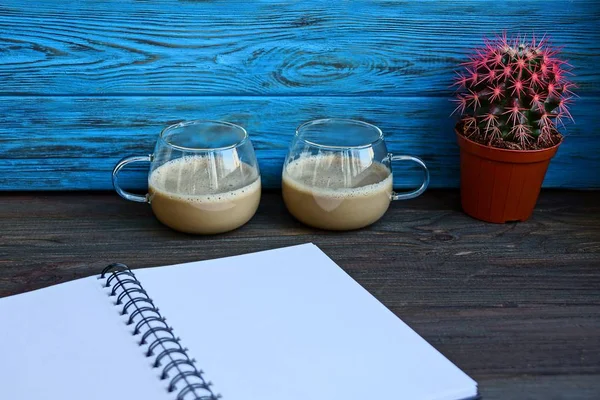 Kopjes Koffie Met Een Notitieblok Openen Een Groene Cactus Tafel — Stockfoto