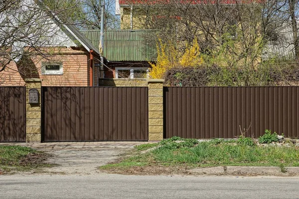 Part Brown Fence Closed Gate Iron Street Road — Stock Photo, Image